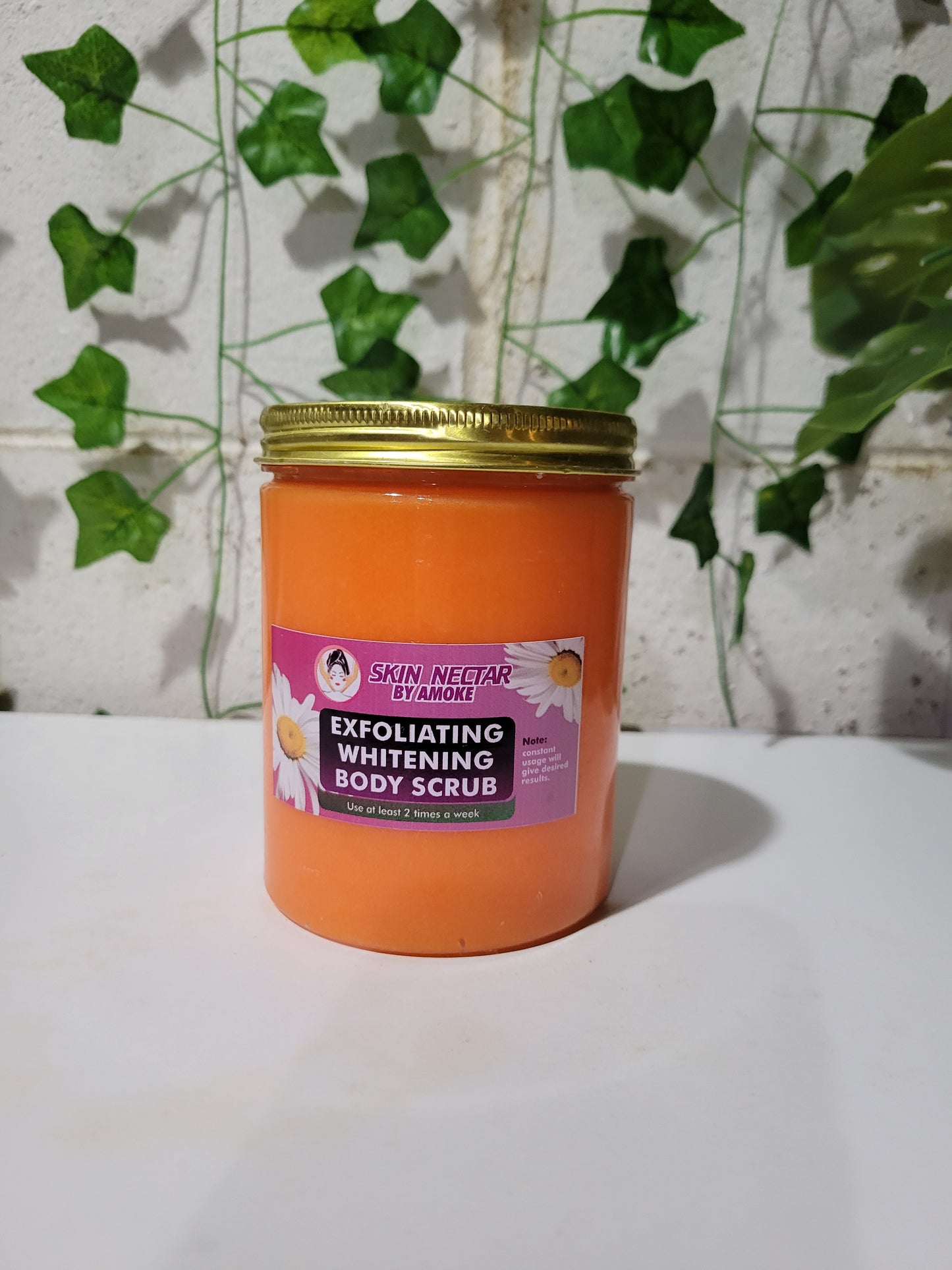 EXFOLIATING WHITENING BODY SCRUB